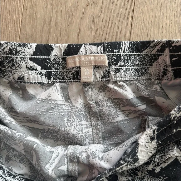 Banana Republic Women's Black & White Abstract Print Active Shorts in size XS - Picture 3 of 5